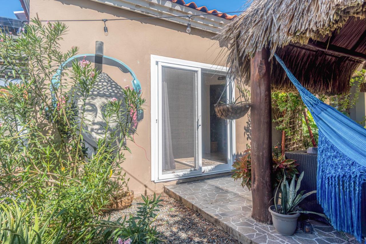 Lama Y Solo Unique Private Room Walking Distance To The Beach Palm Beach Exterior photo