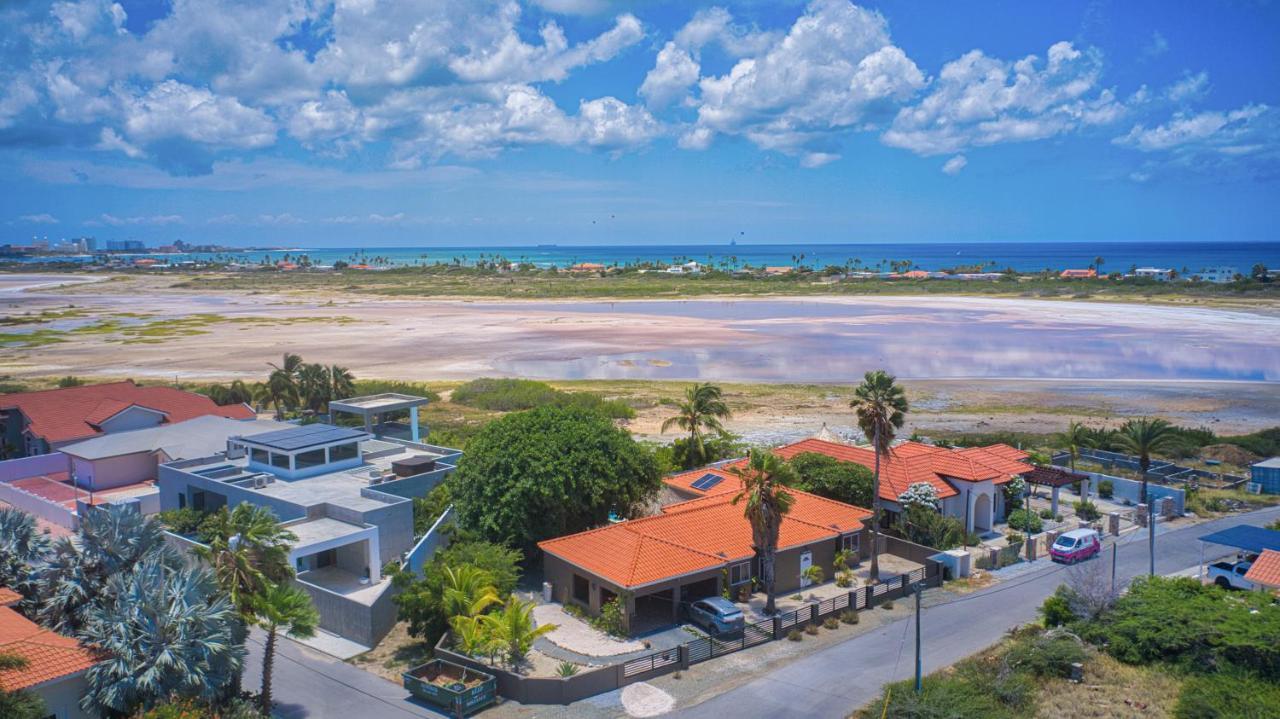 Lama Y Solo Unique Private Room Walking Distance To The Beach Palm Beach Exterior photo