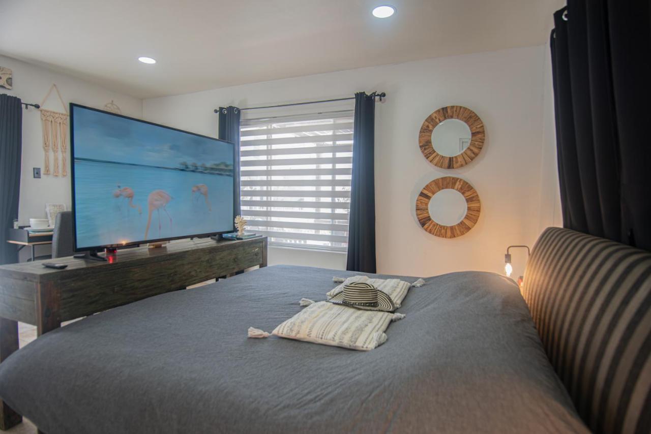 Lama Y Solo Unique Private Room Walking Distance To The Beach Palm Beach Exterior photo
